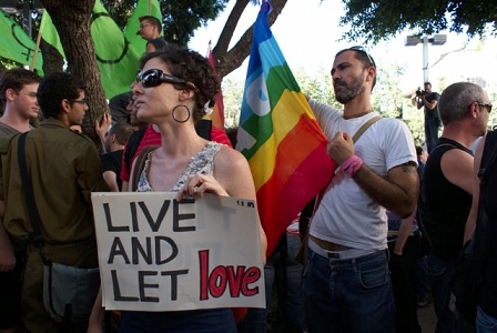 © Johannes Rausch Frau hält "Live and Let Love", Mann hält trauernd Regenbogenfahne